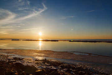 Naklejka premium Beautiful winter sunset by the sea with iceberg