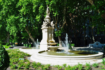 Fototapeta premium Fountain in a park in Madrid, Spain