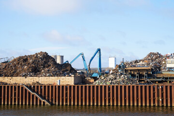 Schrottplatz im Industriehafen am Ufer der Elbe in Magdeburg