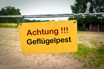 Schild am Eingang eines Bauernhofes in Deutschland mit der Aufschrift Achtung Geflügelpest - 429663428