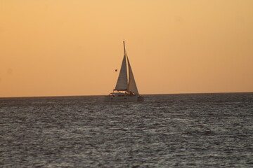 Barco en el infinito del mar
