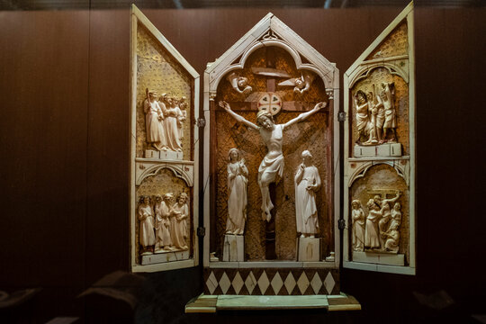 tabernaculo con escenas de la crucifixion y pasion de Cristo, siglo XIII, Colonia, Fundaci&oacute;n Calouste Gulbenkian,  (&laquo;Funda&ccedil;&atilde;o Calouste Gulbenkian&raquo;), Lisboa, Portugal