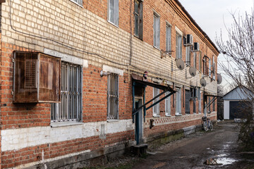 Fototapeta na wymiar The village of Khanskaya. Russia. Winter 2020. Courtyard of an old apartment building. House on Krasnooktyabrskaya street.