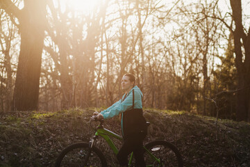 Obraz premium Woman with mountain bike