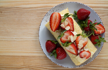 Sponge roll with strawberries