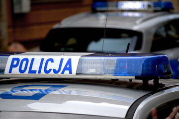 Radiowóz polskiej policji na sygnałach alarmowo przez miasto.  © FotoDax