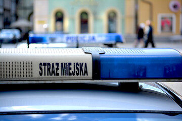 Polska straż miejska sygnalizator alarmowy na dachu pojazdu. 