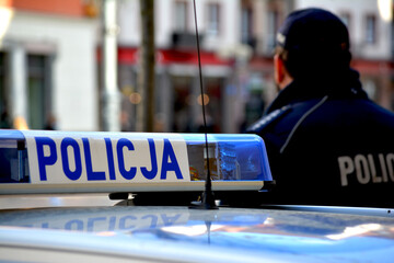 Polska policja pilnuje porządku w dużym mieście. 