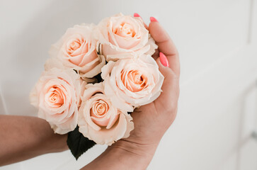 Dzień matki , kwiaty ułożone w dłoniach w piękny bukiet. Dłonie obejmują bukiet kwiatów  - obrazy, fototapety, plakaty
