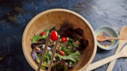 Ensalada caprese con atún, frutos secos y queso, dieta saludable mediterranea