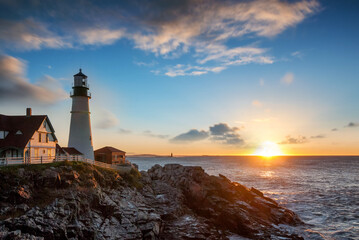 Fototapeta premium Portland Head Lighthouse at Fort Williams, Maine at sunrise over the Atlantic