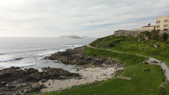 V&iacute;deo a&eacute;reo Zoom in de castillo al lado del mar. Bayona en Galicia, norte de Espa&ntilde;a. 