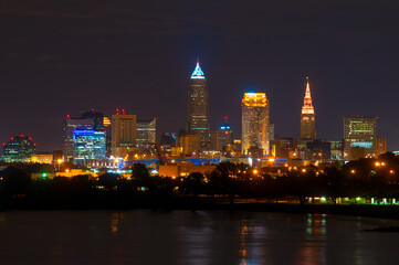 Obraz premium Moon rise behind buildings in Cleveland, Ohio