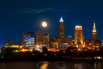 Obraz na płótnie Canvas Moon rise over Cleveland, Ohio