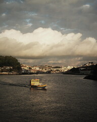 Barco Rabelo no Rio Douro, entre Porto e Gaia, Portugal