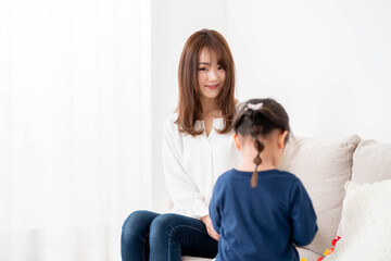 Obraz premium 部屋でくつろぐ親子