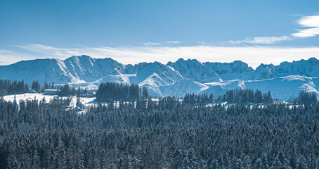 Widok na na zaśnieżone szczyty Tatr z Gubałówki