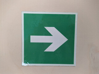 green indoor warning sticker with white arrow pointing to the right - Powered by Adobe
