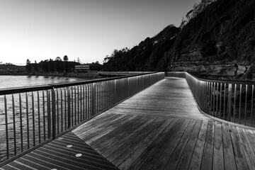 Obraz premium Clear Skies Sunrise at Terrigal Boardwalk in Black and White