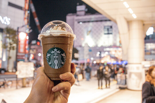 スタバでダークモカチップフラペチーノを買って
飲み歩き。夜の渋谷駅前。スターバックスで飲み物注文。