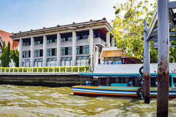 Fototapeta na wymiar バンコク、チャオプラヤー川川沿いの情景