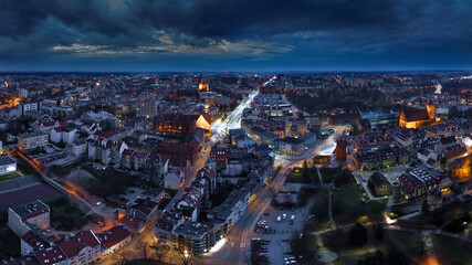 Nocna panorama Olsztyna, miasta na Warmii w północno-wschodniej Polsce