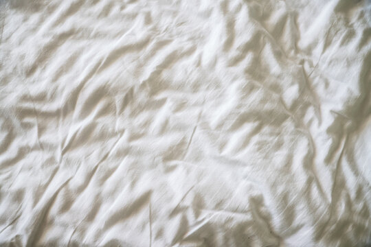 draps de lit froiss&eacute;s