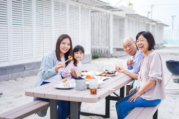 家族でバーベキューをする幸せな家庭