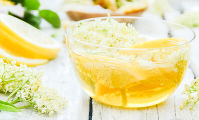 Holunderblüten Sirup Tee selber machen Holunder Blüten Rezept