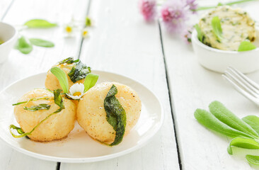 Salbeignocchi Gnocchi Salbei selber machen mit Butter Knäuter Kräutergnocchi