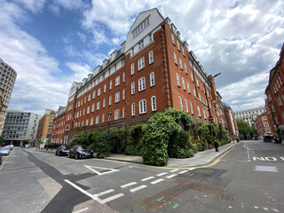 Obraz premium Red Brick London Building on Street Corner