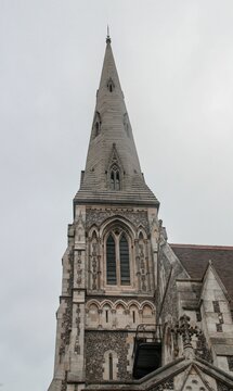 Campanario de la iglesia de St Alban (iglesia anglicana) en el Parque Churchill en Copenhague (1887). Conocida localmente como la Iglesia inglesa, es una bonita iglesia de estilo neog&oacute;tico.