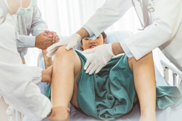 Obraz premium Blurred photo medical team takes care of pregnant women with care and analysis, aching muscles in the legs and allowing patients to relieve anxiety : Blurred background