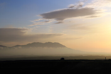 早朝の阿蘇と車