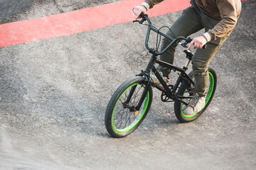 Obraz premium biker at speed bike park circuit