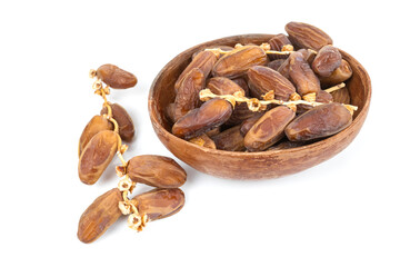 plat de dattes isolé sur un fond blanc