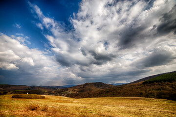 Wunderschöne Wolken und schöne Aussicht in den Bergen