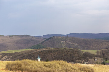 ein Kirchturm und die Berge