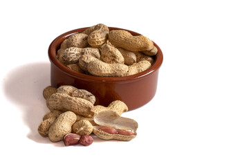 Cacahuètes dans une coupelle sur fond blanc	