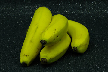 banany owoce żółte dojrzałe jedzenie © Piotr