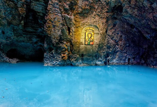 Failure of the lake and natural cave on the southern slope of mount Mashuk.