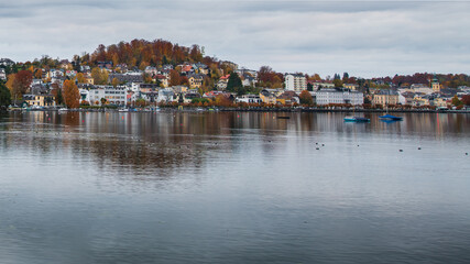 Fototapeta premium Blick auf die Promenadenstraße in Gmunden am Traunsee, Oberösterreich