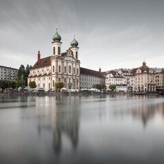 Schweizer Jesuitenkirche mit Spiegelung in Luzern - 429787888