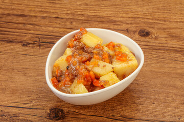 Roasted potato and beef with sauce
