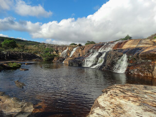 Obraz premium linda cachoeira com muitas pedras na região de Três Barras distrito do Serro