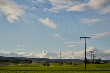 Windräder und Stromleitung, Windenergie im Kreis Hassberge, Unterfranken.