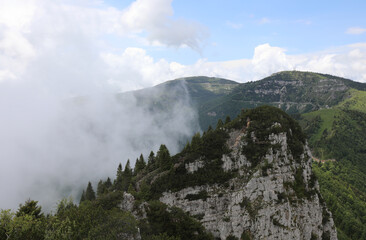 fog that rises from the valley towards the top of the mountain when there is a lot of humidity in the plains