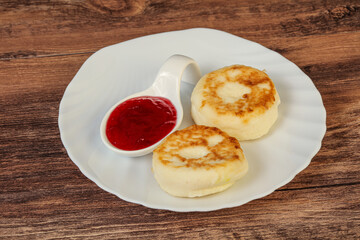 Cottage cheese pancakes with strawberry jam