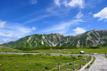中部山岳国立公園、夏の室堂平から立山を望む。富山、日本。8月下旬。