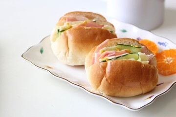 ロールパンのサンドイッチ